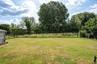 <p><strong>Instapklare open bebouwing met inpandige garage en zonnige tuin op 692 m².</strong></p>
<p><strong>BEKIJK ZEKER ONZE (VIRTUELE) GRONDPLANNEN EN ATTESTEN VOOR DE INDELING EN EXTRA INFORMATIE.</strong></p>
<p>Bent u op zoek naar een instapklare woning waar ruimte, comfort en een rustige ligging centraal staan? Dan is deze prachtige open bebouwing ongetwijfeld een bezoek waard. De woning werd grondig gerenoveerd in 2017 en 2021-2022 en combineert een verzorgde, hedendaagse afwerking met een praktische indeling en veel natuurlijke lichtinval. Met een bewoonbare oppervlakte van 207 m² op een perceel van 692 m², een slaapkamer en badkamer op het gelijkvloers, een inpandige garage en een volledig omheinde, zuidoostgerichte tuin met vrij uitzicht op het omliggende groen, is dit de ideale woning voor gezinnen én voor wie levenslang comfortabel wil wonen.</p>
<p><strong>ALGEMENE KENMERKEN:</strong></p>
<ul>
<li>Instapklare open bebouwing</li>
<li>Bewoonbare oppervlakte van 207 m²</li>
<li>Perceeloppervlakte van 692 m²</li>
<li>Grondig gerenoveerd: eerste verdieping in 2017 en gelijkvloers in 2021-2022</li>
<li>2 slaapkamers en 2 badkamers</li>
<li>Slaapkamer en badkamer op het gelijkvloers</li>
<li>Ruime master bedroom met aansluitende dressing</li>
<li>Volledig uitgeruste keuken</li>
<li>Lichtrijke bureauruimte met elektrische zonnescreen</li>
<li>Volledig omheinde, zuidoostgerichte tuin met vrij uitzicht op het omliggende groen</li>
<li>Inpandige garage en ruime oprit</li>
<li>Rustige ligging nabij winkels, scholen, openbaar vervoer en het centrum van Willebroek</li>
<li>Vlotte verbinding via de A12 en E19 richting Antwerpen, Mechelen en Brussel</li>
</ul>
<p><strong>TECHNISCHE KENMERKEN:</strong></p>
<ul>
<li>EPC-label C – 288 kWh/(m²/jaar)</li>
<li>Elektrische installatie conform AREI</li>
<li>Dubbele en driedubbele beglazing</li>
<li>Centrale verwarming op aardgas</li>
<li>3-fasige elektriciteitsaansluiting</li>
<li>Regenwaterput van 5.000 liter</li>
<li>Volledig onderkelderd met kruipruimte</li>
<li>Het beschikbare asbestattest vermeldt dat de woning niet-asbestveilig is</li>
</ul>
<p><strong>INDELING:</strong></p>
<p><u>Gelijkvloers</u></p>
<ul>
<li>Inkomhal</li>
<li>Ruime en lichtrijke leefruimte</li>
<li>Volledig uitgeruste keuken</li>
<li>Bureauruimte met elektrische zonnescreen</li>
<li>Slaapkamer</li>
<li>Badkamer</li>
<li>Inpandige garage</li>
<li>Toegang tot de volledig omheinde, zuidoostgerichte tuin</li>
</ul>
<p><u>Eerste verdieping</u></p>
<ul>
<li>Nachthal</li>
<li>Ruime master bedroom met aansluitende dressing</li>
<li>Badkamer met ligbad, inloopdouche, toilet en lavabo</li>
</ul>
<p><u>Zolder</u></p>
<ul>
<li>Meerdere praktische zolderruimtes, ideaal als extra bergruimte</li>
</ul>
<p><u>Kelder</u></p>
<ul>
<li>Kruipruimte onder de volledige woning</li>
</ul>
