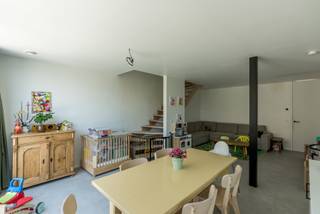 <p>Instapklare nieuwbouwwoning in rustige, kindvriendelijke straat</p>
<p>Welkom in deze recente en energiezuinige nieuwbouwwoning, gebouwd in 2024 en gelegen in de Sint-Gerardusstraat te Geel. Deze strakke woning combineert modern wooncomfort met een rustige ligging in een doodlopende straat, waardoor ze bijzonder aantrekkelijk is voor jonge gezinnen.</p>
<p>Bij het betreden van de woning valt meteen de gezellige en lichtrijke leefruimte op, die naadloos aansluit op de moderne keuken en de aangename tuin. De volledig afgesloten tuin biedt de ideale plek om in alle privacy te genieten van het buitenleven, terwijl kinderen er veilig kunnen spelen.</p>
<p>Dankzij de recente bouw voldoet de woning aan de hedendaagse normen inzake comfort, energiezuinigheid en duurzaamheid. De praktische indeling en kwalitatieve afwerking zorgen ervoor dat u hier zonder zorgen onmiddellijk uw intrek kunt nemen.</p>
<p>De ligging vormt een absolute meerwaarde. In deze rustige, doodlopende straat geniet u van een veilige woonomgeving met weinig verkeer, terwijl scholen, winkels, openbaar vervoer en belangrijke verbindingswegen zich op korte afstand bevinden.</p>
<p>Bent u op zoek naar een recente woning waar comfort, rust en gezinsvriendelijk wonen centraal staan? Dan is deze eigendom zeker een bezoek waard.</p>