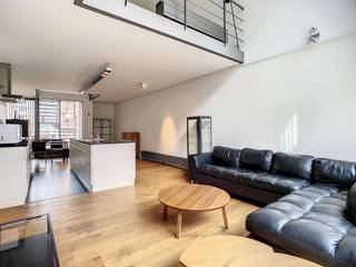 Modern, gemeubeld duplex- appartement met 1 slaapkamer en terras nabij het Eilandje! <br /><br />Dit prachtig appartement bevindt zich in de Duboisstraat, om de hoek van Park Spoor Noord en op een boogscheut van het hippe Eilandje!<br />Winkels, supermarkten, het openbaar vervoer en allerlei hippe bars en restaurants liggen op wandelafstand. <br />Bovendien zorgen de nabij gelegen invalswegen voor een goede bereikbaarheid. <br /><br />GA NAAR WWW.DEBOERENPARTNERS.BE OM RECHTSTREEKS UW ONLINE AFSPRAAK IN TE PLANNEN<br /><br />Een grote troef is het gezellige terras aan de achterzijde van het gebouw, waar het tijdens te warmere dagen heerlijk vertoeven is. Bovendien is het appartement <br /><br />De indeling is als volgt: <br />Gelijkvloers: Inkomhal via lift, lichtrijke leefruimte , Open keuken met vaatwasmachine, microgolfoven, oven en ijskast, Bergruimte met diepvries, terras, trap naar eerste verdieping<br />Eerste verdieping: inkomhal via lift, ruime slaapkamer met ingemaakte kast, badkamer met inloopdouche en dubbele lavabo, apart toilet, bergruimte met aansluiting voor wasmachine en droogkast. <br /><br />Bijzonderheden: <br />- Algemene kosten: € 75,00 voor onderhoud gemeenschappelijke delen <br />- Beschikbaar vanaf 15/06<br /><br />GA NAAR WWW.DEBOERENPARTNERS.BE OM RECHTSTREEKS UW ONLINE AFSPRAAK IN TE PLANNEN