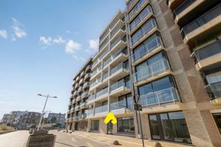 In de nieuwbouwresidentie Rivage (bouwjaar 2021) bevindt zich dit prachtig, instapklaar appartement met twee slaapkamers en een ruim zonneterras van 19,58 m². <br /><br />Dit gelijkvloersappartement omvat een inkom, een ruime leefruimte met open keuken, badkamer met inloopdouche, apart toilet, aparte berging, 2 slaapkamers met toegang tot het zonneterras. <br /><br /><strong>TROEVEN :</strong>
<ul>
	<li>50m van het strand</li>
	<li>Appartement in nieuwstaat</li>
</ul>