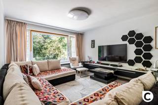 <p><span>Instapklaar hoek-appartement met 3 slaapkamers en terras!</span></p><p><span>Dit ruim en lichtrijk appartement ligt op de 1</span><span><sup>ste </sup></span><span>verdieping van een uitstekend onderhouden gebouw met toplocatie. Winkels, parken, scholen, horeca, sportfaciliteiten, openbaar vervoer en invalswegen zijn steeds vlakbij, evenals het bruisende Antwerpse stadsleven. Vanuit bijna elke ruimte kijkt u uit op de omringende natuurpracht, uw privacy is dan ook verzekerd. Met dank aan onder meer de HR ramen en de recente gevelisolatie heeft het appartement een gunstig EPC, bovendien is het ook asbestveilig en is de elektriciteit conform. Kortom, een garantie op kwalitatief en zorgeloos wonen en/of investeren daar het appartement momenteel verhuurd is.</span></p><p><span> </span></p><p><span>Inkomhal, leefruimte & keuken:</span></p><p><span>De aparte inkomhal op dambord tegelvloer huisvest een ingemaakte vestiaire, een kleine berging en de parlofoon. De leefruimte kijkt uit op het groen en ligt net als de slaapkamers op een prachtige blokjesparket, echter hebben de huurders hier ter bescherming een laminaat over gelegd. De keuken ligt aanpalend de woonkamer en omvat een keramisch vuur, dampkap, koelkast, vaatwasser en de aansluitingen voor wasmachine en droogkast. Toekomstgericht heeft u dus de mogelijkheid om de keuken open te trekken. De wederkerende blauwe tapijt-vloeren werden op initiatief van de huurders over de authentieke tegelvloeren gelegd en zullen uiteraard na het einde van de huur verwijderd worden. </span></p><p><span> </span></p><p><span>Nachthal, slaapkamers, badkamer & toilet:</span></p><p><span>Via de nachthal met ingemaakte kast bereikt u de badkamer, de slaapkamers en het aparte gastentoilet met groene mozaïek en handenwasser. Alle slaapkamers liggen op blokjesparket en 2 kamers verlenen rechtstreeks toegang tot het terras. De riante master geniet enorm veel lichtinval dankzij de hoekligging en de kleinere kamer voorziet in een ingewerkte kast. De badkamer is uitgerust met een bad/douche combinatie, een wasmeubel met spiegelkast, een 2e toilet alsook mechanische ventilatie.</span></p><p><span> </span></p><p><span>Terras, kelder, autostaanplaats & fietsberging:</span></p><p><span>Op het zuidwest-geörienteerd terras kan u in alle rust en stilte volop genieten van de groene omgeving, een streepje zon, al dan niet vergezeld van een goed glas wijn of sprankelend aperitief. De kelderberging is inbegrepen. De bovengrondse autostaanplaats is optioneel (€ 10.000). Fietsen kunnen zowel onder- alsook bovengronds steeds veilig gestald worden.</span></p><p><span> </span></p><p><span>Extra troeven:</span></p><p><span>- Toplocatie</span></p><p><span>- EPC B</span></p><p><span>- Elektriciteit conform</span></p><p><span>- Asbestveilig</span></p><p><span>- HR ramen</span></p><p><span>- ZW-terras</span></p><p><span>- Staat van het gebouw (recente terrassen, dak- en gevelisolatie/-renovatie,...)</span></p><p><span>- Kelder, fietsberging & autostaanplaats</span></p><p><span> </span></p>