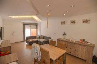 Rijwoning - Inkom, leefruimte, keuken met toestellen, badkamer met wastafel, douche en toilet. Ruim zonnig terras met achtergelegen berging. Op de eerste verdieping twee ruime slaapkamers. Op de zolderverdieping (geïsoleerd en afgewerkt) een derde ruime slaapkamer. Op alle plaatsen dubbele beglazing, rolluiken. De woning is voorzien van zonnepanelen.