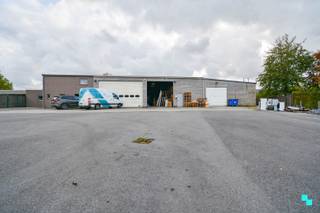 Deze opslagruimte van ca. 230 m² met automatische sectionaalpoort is vlot bereikbaar gelegen langs de verbindingsweg Kortemark-Gits. Beschikbaar...