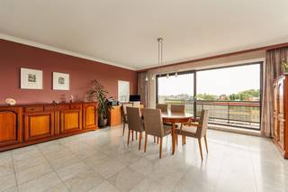 <p><span> </span></p><p><span>Vivre entre trois parcs, avec la ville et le calme à portée de main ? C'est ce qui se passe ici, dans cette résidence des années 90 bien entretenue à Deurne-Zuid. Cet appartement spacieux (+/- 140m²) situé au quatrième étage combine un énorme espace de vie, quatre chambres à coucher, deux terrasses et une belle vue dégagée sur la verdure.’Le garage box obligatoire (€35.0000,00) est particulièrement fonctionnel avec ses 25m², l'EPC favorable et la situation privilégiée près du Boekenbergpark ne sont qu'un bonus.</span></p><p><span> </span></p><p><span>Lumière, espace &amp; vues</span></p><p><span>L'ascenseur vous conduit au quatrième étage de l'immeuble, où vous pénétrez dans un vaste hall d'entrée carrelé de marbre, avec des vestiaires pratiques et une porte de sécurité. Le hall constitue le cœur de l'appartement et donne accès à toutes les pièces. L'ouverture est immédiatement apparente, tout comme l'abondance de lumière qui pénètre magnifiquement dans l'ensemble de l'appartement.</span></p><p><span>À l'avant se trouve l'impressionnant espace de vie de pas moins de 50 m², doté d'un élégant sol en marbre et de grandes fenêtres coulissantes mur à mur. Grâce à l'orientation sud, vous pouvez profiter de la lumière naturelle et d'une vue magnifique sur la verdure environnante tout au long de la journée. Il y a suffisamment de place pour un grand coin salon, un bureau et une généreuse table à manger. Par la fenêtre coulissante, vous accédez à la terrasse ensoleillée, où vous pouvez vous asseoir en toute tranquillité et avec un peu d'intimité.</span></p><p><span>À côté se trouve la cuisine bien entretenue, avec un plan de travail en granit, des placards blancs sans poignées et beaucoup d'espace de rangement. Elle est équipée d'une plaque de cuisson au gaz, d'une hotte aspirante, d'un double évier en acier inoxydable, d'un lave-vaisselle et d'un four à convection. Adjacente à la cuisine, une buanderie/rangement pratique est équipée d'un lave-linge et d'un sèche-linge.</span></p><p><span> </span></p><p><span>Quatre chambres à coucher &amp; deux terrasses</span></p><p><span>Les quatre chambres à coucher sont situées à l'arrière de l'appartement, au calme. La chambre principale de 20 m² peut accueillir un grand lit double et une grande armoire, tandis que les autres chambres peuvent parfaitement servir de chambre d'enfant, de chambre d'amis, de bureau ou de salle de loisirs. L'une des chambres est actuellement meublée d'un bureau encastré, idéal pour les devoirs ou l'étude des enfants.</span></p><p><span>Les chambres s'ouvrent sur la deuxième terrasse, orientée au nord, d'où l'on aperçoit la cime des arbres et le Rivierenhof au loin. Grâce à l'impasse située à l'arrière, vous bénéficiez ici d'une tranquillité accrue.</span></p><p><span>La salle de bains est spacieuse et bien entretenue, avec une baignoire avec pare-douche, un double lavabo avec des armoires de toilette et un WC. Il y a également des toilettes séparées pour les invités dans le hall d'entrée.</span></p><p><span> </span></p><p><span>Une vie verte à proximité de la ville</span></p><p><span>Vous vivez ici dans un quartier recherché de Deurne-Sud, entièrement développé et entouré de verdure. Le Rivierenhof, le Te Boelaer Park et le Boekenberg Park sont tous proches, idéaux pour se promener, faire du sport ou se détendre. Le café Exter est également accessible à pied. Les supermarchés, les magasins, les écoles et les transports publics sont tous à proximité immédiate. De plus, grâce à la proximité du Ring et du Singel, vous pouvez entrer et sortir de la ville en un rien de temps.</span></p><p><span> </span></p><p><span>Avantages</span></p><p><span>4 chambres à coucher ; énorme espace de vie (50 m²) ; 2 terrasses ; garage box spacieux et cave avec électricité à proximité de l'ascenseur ; porte de sécurité ; vidéophone ; volets roulants ; résidence bien entretenue ; conforme à l'ascenseur ; conforme à la toiture ; EPC favorable ; exempt d'amiante ;</span></p><p><span> </span></p>