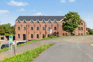 Dit voormalige historische bedrijfsgebouw, prachtig gelegen aan de oevers van de Schelde, werd met de grootste zorg getransformeerd tot 20 unieke en authentieke appartementen. De karaktervolle gevels behoren tot het industrieel erfgoed en werden volledig behouden, waardoor de historische uitstraling van het gebouw perfect samengaat met hedendaags wooncomfort.<br /><br />Elk appartement heeft een eigen karakter. De hoge plafonds, grote raampartijen en overvloedige natuurlijke lichtinval creëren een bijzonder ruimtelijk en aangenaam woongevoel. Bovendien worden de appartementen volledig afgewerkt en instapklaar opgeleverd.<br /><br />De ligging vormt een mooie combinatie van rust en bereikbaarheid: wonen in een unieke omgeving aan de Schelde, terwijl winkels, horeca en andere voorzieningen vlot bereikbaar blijven.<br /><br />Indeling appartement 0.7<br /><br />Gelijkvloers<br />- Inkomhal met toegang tot de verschillende ruimtes<br />- Ruime slaapkamer van ca. 16 m²<br />- Volledig uitgeruste badkamer van ca. 6 m²<br />- Praktische berging van ca. 7 m²<br />- Apart gastentoilet<br />- Royale leefruimte van maar liefst ca. 52 m²<br />- Volledig geïntegreerde open keuken, voorzien van alle comfort<br />- Rechtstreekse toegang tot de privatieve tuin<br />- Ruime privétuin van ca. 91 m²<br />- Aangename combinatie van binnen- en buitenleven<br /><br />Algemeen<br />- EPC A<br />- Autostaanplaats inbegrepen in de verkoopprijs<br />- Verkoop onder registratierechten<br />- Uniek woonproject in een historisch bedrijfsgebouw<br />- Beschermde, karaktervolle gevels met industriële uitstraling<br />- Hoge plafonds en veel natuurlijke lichtinval<br />- Volledig afgewerkt en instapklaar<br />- Unieke ligging aan de oevers van de Schelde<br />- Rustige woonomgeving met voorzieningen vlot bereikbaar<br />- Excl. kostprijs aansluitingen nutsvoorzieningen <br /><br />Een bijzonder appartement voor wie op zoek is naar ruimte, karakter en hedendaags wooncomfort op een unieke locatie aan de Schelde.<br /><br />Op zoek naar een woning, appartement of bouwgrond in het Waasland of de Denderstreek?<br />De Boer & Partners Waas & Dender begeleidt u graag bij de aankoop of verkoop van vastgoed in deze ruime regio.<br />Wenst u dit pand te bezoeken? Contacteer ons via waasendender@deboerenpartners.be of 03 377 55 00.