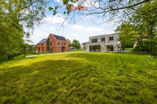 Aan de Dreefstraat 11 in Bierbeek bevindt zich deze uitzonderlijk afgewerkte villa uit 2025, waar architectuur, comfort en energiezuinig wonen...