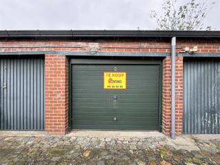 Garage te koop op centrale ligging in Roeselare Op zoek naar een veilige en centraal gelegen garage in Roeselare?Deze garage in de Mandellaan bevindt...