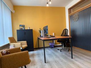 Deze gunstig gelegen kantoorruimte is momenteel opgedeeld in 3 aparte delen en biedt tal van mogelijkheden. Alle voorzieningen zijn...