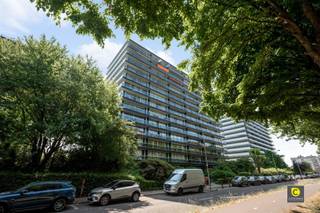 <p><span>Appartement lumineux de 3 chambres avec vue !</span></p><p><span>Cet appartement spacieux et climatisé est situé au</span><span><sup>10ème</sup></span><span> étage d'un immeuble bien entretenu avec ascenseur. La vue sur la ligne d'horizon d'Anvers est tout simplement époustouflante. Vous bénéficierez d'un emplacement central sur la célèbre Fruithoflaan, à proximité des magasins, des restaurants, des écoles, des parcs, des installations sportives, des transports publics et des principales voies d'accès. L'authenticité va de pair avec une atmosphère familiale et est combinée avec le confort contemporain. Une excellente opportunité pour les grandes familles, mais aussi pour ceux qui viennent d'une grande maison et ne veulent pas faire de compromis sur l'espace.</span></p><p><span> </span></p><p><span>Hall d'entrée, toilettes, espace de vie &amp; cuisine :</span></p><p><span>Vous entrez dans cet appartement unique par le hall d'entrée avec porte de sécurité, vidéophone et toilettes séparées avec lave-mains. L'œil est immédiatement attiré par le magnifique parquet, qui a été prolongé dans l'espace de vie. Les grandes fenêtres apportent une abondance de lumière naturelle et attirent l'attention sur les magnifiques vues sur la ville. Tout comme l'air conditionné, les parasols électriques soulagent les journées d'été chaudes et ensoleillées. La cuisine semi-ouverte est merveilleusement intégrée à l'espace de vie et a été récemment équipée d'appareils électroménagers de haute qualité (plaque vitrocéramique, hotte, four, lave-vaisselle, réfrigérateur, congélateur et double évier). Une cuisine ouverte avec îlot est également facile à réaliser.</span></p><p><span> </span></p><p><span>Hall de nuit, salle de bains &amp; salle de douche :</span></p><p><span>Le charmant hall de nuit est rempli d'armoires encastrées et est relié à la salle de bains et aux chambres à coucher. La grande salle de bains avec des carreaux muraux en mosaïque comprend une combinaison baignoire/douche, un double lavabo avec armoire de toilette et un deuxième WC. Cette ligne se poursuit dans la salle d'eau, qui fait également office de buanderie séparée. Vous y trouverez également un lavabo avec armoire de toilette et, bien sûr, une douche.</span></p><p><span> </span></p><p><span>Chambres &amp; terrasses :</span></p><p><span>L'appartement ne compte pas moins de 4 chambres à coucher, idéales pour un logement, une pièce de loisir, un bureau, un atelier,... De plus, les 4 chambres disposent toutes d'armoires encastrées et d'un accès direct à la terrasse. Si vous le souhaitez, les chambres peuvent facilement être fusionnées et la connexion TV de la chambre principale peut être facilement étendue. Avec une grande terrasse SE à l'arrière et une vaste terrasse NW à l'avant, vous pouvez toujours profiter du soleil et de l'ombre en toute tranquillité et intimité, accompagnés de vues féeriques. </span></p><p><span> </span></p><p><span>Place de parking, garage box, garage à vélos &amp; sous-sol :</span></p><p><span>La place de parking souterraine doit être achetée en supplément (€ 20.000). Le garage box est optionnel (€ 27,500). Vous pouvez également utiliser le garage à vélos commun à votre guise. Un sous-sol spacieux est inclus. </span></p><p><span> </span></p><p><span>Atouts supplémentaires :</span></p><p><span>- 116 m² cfr EPC</span></p><p><span>- Climatisation + pompe à chaleur</span></p><p><span>- Pare-soleil électriques</span></p><p><span>- EPC B favorable</span></p><p><span>- Sans amiante</span></p><p><span>- Mobiscore : 9.3/10</span></p><p><span>- Appareils de cuisine récents</span></p><p><span> </span></p>