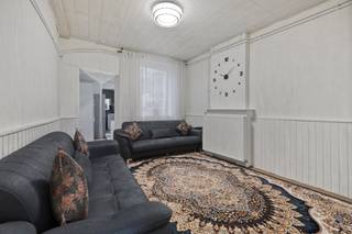 Deze woning is gelegen in een rustige straat in het stadscentrum; supermarkt, winkels en de Grote Markt vind je dadelijk om de hoek!<br /><br />De elektrische installatie werd vernieuwd en is conform, ramen werden vernieuwd in PVC met hoogrendementsglas, centrale verwarming op aardgas en isolatie in de zoldervloer, waardoor er geen renovatieplicht is met een EPC-score 334 of label D.<br /><br />De woning is als volgt ingedeeld: <br />x inkomhal; <br />x voorkamer, in te richten als gezellige tv-kamer, bureel of eetruimte; <br />x woonkamer met doorgang naar de keuken; <br />x functionele keuken; <br />x badkamer met ligbad en toilet; <br />x gewelfde kelder.<br /><br />Via de keuken is er doorgang naar een gezellig koertje.<br /><br />Op de verdieping: <br />x 2 slaapkamers; <br />x vaste trap naar de zolderverdieping, mogelijk in te richten als extra kamer.<br />x de zoldervloer werd geïsoleerd en afgewerkt met OSB-platen.<br /><br />x Momenteel is de woning verhuurd; ook interessante als investering voor verhuur!<br /><br />📞 Interesse? Plan een bezoek door te bellen naar 012 23 00 23 of stel je vragen aan roland@immo-leroi.be.