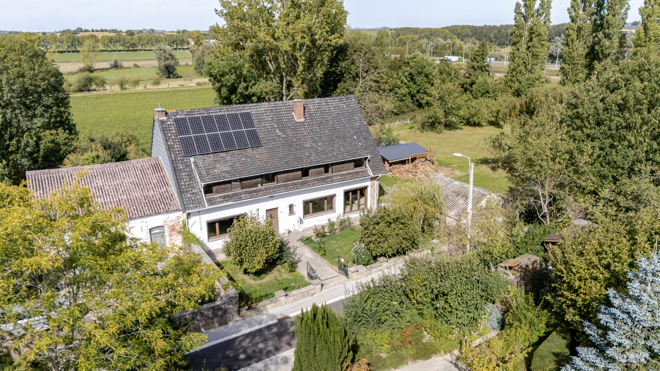 Characterful Living in a Dreamlike Green Setting - photo 1