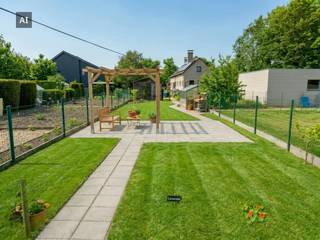 Deze woning is gelegen op een perceel van  385 m² en biedt dankzij de ruime grondoppervlakte en de aangename tuin heel wat potentieel. De woning is momenteel ingericht met 2 slaapkamers en beschikt achteraan over een gezellige tuin met verschillende koterijen.<br /><br />De woning is volledig te renoveren, maar net dat biedt de mogelijkheid om ze volledig naar eigen smaak en hedendaagse woonnormen om te vormen. Of u nu droomt van een gezellige gezinswoning of een renovatieproject als investering: hier zijn verschillende mogelijkheden.<br /><br />Een absolute troef is de ligging. Het station van Aalter bevindt zich heel dichtbij, waardoor u op wandelafstand toegang heeft tot treinverbindingen en openbaar vervoer. Ook scholen, winkels, horeca en andere dagelijkse voorzieningen bevinden zich in de nabije omgeving.<br /><br />Deze woning is vooral interessant voor wie niet bang is om de handen uit de mouwen te steken en op zoek is naar een pand waar nog een eigen verhaal van kan worden gemaakt.<br /><br />De combinatie van de ruime perceeloppervlakte, de tuin, de huidige 2 slaapkamers en de bijzonder gunstige ligging maakt dit tot een interessante opportuniteit voor zowel een handige particulier als een investeerder.<br /><br />Een woning met werk aan de winkel, maar vooral met ruimte en potentieel om er iets moois van te maken.<br /><br />Interesse? Neem contact op voor meer informatie of een bezoek ter plaatse.<br /><br />Dit pand is onderworpen aan de renovatieverplichting van de Vlaamse overheid voor residentiële gebouwen (behoudens bij sloop binnen 5 jaar na de aankoop). Consulteer voor meer informatie de website van het Vlaams Energie- en Klimaatagentschap via https://www.vlaanderen.be/een-woning-kopen/renovatieverplichting-voor-residentiele-gebouwen<br /><br />Bestuursmaatregelen in het maatregelenregister: nee<br /><br />Deze AI-visualisaties zijn bedoeld als inspiratie. Er werd geen rekening gehouden met technische specificaties, stedenbouwkundige voorschriften of de concrete mogelijkheden tot realisatie.
