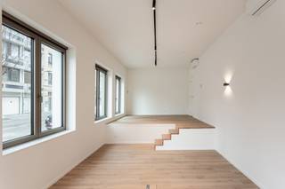 Deze instapklare ruimte van 65m² op de gelijkvloerse is volledig afgewerkt en voorzien van alle comfort. Geniet van airco, vloerverwarming...