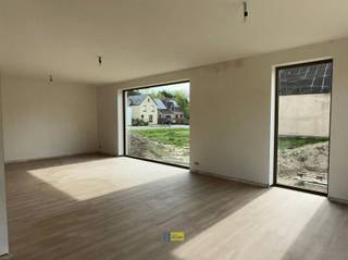 BEN nieuwbouwvilla te huur met 4 slaapkamers en 2 badkamers op een ruim perceel van 1.395 m².We betreden de woning via de inkomhal met ruimte voor...