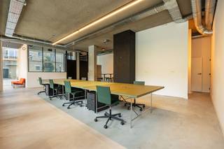 <p><span>Op zoek naar een inspirerende plek met karakter, midden in het Groen Kwartier? Deze instapklare ruimte combineert een strakke architecturale uitstraling met veel licht, hoogwaardige materialen en een uiterst flexibele indeling. Ideaal als kantoorruimte, praktijk, atelier, showroom, yogastudio, creatieve hub of een combinatie van verschillende professionele activiteiten.<br /><br /></span></p><p><span>Een binnenkomer vol licht en karakter</span><span><br />Via de hoge glazen inkom stap je binnen in een indrukwekkende open ruimte met plafonds van ca. 3,50 meter hoog, zichtbeton, maatwerk en een verfijnde industriële look zonder in te boeten aan warmte. Dankzij de grote raampartijen rondom geniet je hier de hele dag van een prachtige natuurlijke lichtinval en een open zicht op het omliggende groen.<br /><br /></span></p><p><span>Slim ingericht en klaar voor elk professioneel verhaal</span><span><br />De open indeling maakt de ruimte bijzonder veelzijdig. Vandaag ingericht als kantooromgeving met werkplekken en vergaderruimtes, maar evengoed perfect geschikt als creatieve studio, architectenbureau, galerij, pilates- of yogaruimte, praktijk of atelier. De warme materialen en akoestische afwerking zorgen bovendien voor een aangename en rustige sfeer. <br />Naast de grote open ruimte zijn er meerdere aparte zones die kunnen dienen als vergaderzaal, stille werkruimte, behandelruimte of opslag. Dankzij de drie aparte toegangsdeuren en het badgesysteem is het pand bovendien makkelijk opdeelbaar of toegankelijk voor verschillende gebruikers.<br /><br /></span></p><p><span>Praktisch en Futureproof<br /></span><span>Ook technisch zit alles hier goed: vloerverwarming, ventilatiesysteem D, zonnewerende screens, alarmsysteem en een 3-fasige elektriciteitsaansluiting van 40A – 400V zijn allemaal aanwezig. Achteraan bevindt zich nog een ruime opslagruimte/fietsenberging, een absolute meerwaarde in een stedelijke omgeving.<br /><br /></span></p><p><span>Werken in het Groen Kwartier</span><span><br />Het Groen Kwartier is uitgegroeid tot één van de meest gegeerde buurten van Antwerpen, waar historische architectuur en hedendaagse ontwikkelingen samenkomen in een groene, rustige omgeving. De mix van horeca, creatieve ondernemingen en kwalitatieve buurtvoorzieningen zorgt voor een levendige maar ontspannen sfeer.</span></p><p><span>Een toplocatie voor wie op zoek is naar een inspirerende plek waar werken, creëren en ontmoeten perfect samenkomen.</span></p><p><span> </span></p><p><span>Geen maatregelregelen in het vlaams handhavingsplatform</span></p><p><span> </span></p>