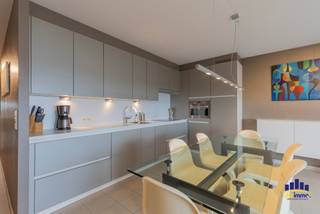 <strong>Instapklaar en lichtrijk 1-slaapkamer appartement met prachtig zicht op het water</strong><br />Bent u op zoek naar een stijlvol en instapklaar appartement op een toplocatie? Dit open en lichtrijke 1-slaapkamer appartement aan de Hubert Frère-Orbanlaan in Gent biedt een uniek zicht op het water en een aangename woonbeleving.<br />De ruime, open leefruimte wordt overspoeld met natuurlijk licht dankzij grote raampartijen en biedt een prachtig, rustgevend uitzicht over het water.<br />De indeling zorgt voor een gevoel van ruimte en comfort, ideaal om thuis te komen en te ontspannen.<br />De keuken sluit mooi aan bij de leefruimte en is praktisch ingericht.<br />Verder beschikt het appartement over een volwaardige slaapkamer en een verzorgde badkamer.<br />Alles is instapklaar, waardoor u zonder zorgen meteen kunt verhuizen of verhuren.<br /><strong>Troeven:</strong>
<ul>
	<li><span>Open en lichtrijke leefruimte</span></li>
	<li><span>Prachtig zicht op het water</span></li>
	<li><span>Instapklaar</span></li>
	<li><span>Rustige maar centrale ligging</span></li>
	<li><span>Ideaal voor eigen bewoning of investering</span></li>
</ul>
<br />Een unieke kans om te wonen op een gegeerde locatie aan het water in Gent, met het stadscentrum, winkels en openbaar vervoer binnen handbereik.<br />Voor meer info en/of bezoek bel me vandaag 0494/80.77.88 <br /> 