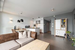 Aan de Scheldekaaien met fraai zicht bevindt zich dit appartement op wandelafstand van de Grote Markt en de Meir. <br /><br />Lichte leefruimte met open keuken voorzien van alle comfort. Aanpalend toegang tot een aangenaam Westelijk georiënteerd terras. <br />Verder beschikt het appartement over een hoofdslaapkamer, een tweede slaapkamer en een badkamer voorzien van ligbad, douche en dubbele wastafel. Een tweede terras is toegankelijk via de slaapkamer. <br />De berging is voorzien van aansluitingen voor was- en droogautomaat. <br /><br />Een afgesloten garagebox is te koop aan 60.000 euro.