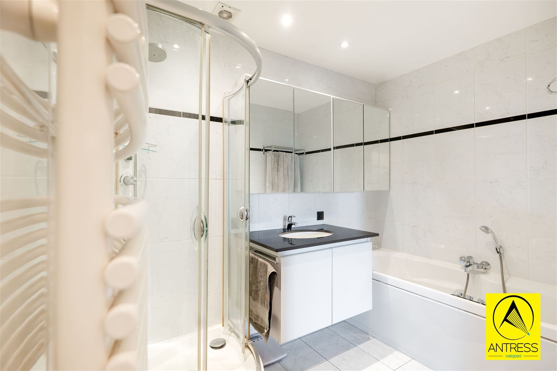 Stijlvol en instapklaar 2 slaapkamer appartement van 107m² met zeer ruim zonnig terras van 45m² op fel begeerde centrale locatie! - foto 5