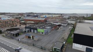 Bâtiment commercial situé à un endroit visible près de l'entrée et de la sortie de l'E403, Roeselare-Tielt-Ardooie.Superficie du terrain : env. 5...