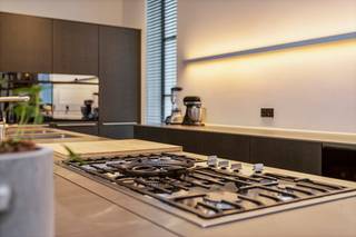 Vrij recent gerenoveerde, luxueuze doorleefwoning met parktuin. De L-vormige woning biedt bijzonder smaakvol ingerichte en perfect afgewerkte open leefruimtes op het gelijkvloers en 3 kamers en 2 badkamers op de verdieping. De woning bevindt zich in een private, volledig aangelegde parktuin. 

Omvattende:
Gelijkvloers: inkomhal, zitkamer, open keuken met eiland, eetkamer en zithoek, toiletruimte, berging, was- en technische ruimte, stoomcabine
Eerste verdieping: nachthal, master bedroom met dressing en badkamer, open bureauruimte, 2 slaapkamers, badkamer, zithoek 
Oprit, parktuin en bijgebouw: private oprit, dubbele carport met berging, aangelegde parktuin, zonneterras en biologische zwemvijver

Ligging: deze magnifieke woning bevindt zich in een klein doodlopend straatje in een deelgemeente van Boutersem. Het station van Vertrijk bevindt zich op 5 km en de aansluiting met de E40 op een 6-tal km.  

De beschikbaarheid van deze woning is onderling overeen te komen. 
Bekijkt u dit pand via één van onze aanverwante websites, dan verwijzen wij u graag door naar onze eigen website. https://www.itimmo.be/luxueuze-doorleefwoning-met-parktuin