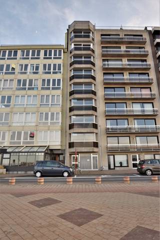 Gelijkvloers pand op de Zeedijk te Heist. Ongeveer 100m² groot op het gelijkvloers, en nog eens ± 35m² kelder, rechtstreeks vanuit het gelijkvloers bereikbaar. Mits bestemmings wijziging ook als appartement te gebruiken.