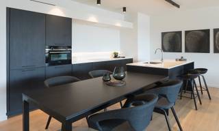 Hoekappartement B11.508 op de 5de verdieping bevindt zich in residentie ‘The Meridian’ en heeft een opp. van ca. 100 m². Het app. omvat een inkom met gastentoilet, berging, badkamer, apart toilet, 2 slpk., leefruimte met open keuken en ruim terras (ca. 50 m²) met zicht op de binnentuin. Het app. is voorzien van vloerverwarming, warmtepomp en handdoekradiator.<br />Bij elk app. hoort een ondergrondse autostaanplaats en/of garagebox. Deze dient apart bij aangekocht te worden. Verder kun je een kelderberging of oplaadpunt bijkopen.<br />Vrije keuze bij verschillende leveranciers voor de binnen afwerking (vloertegels, badkamer &amp; keuken, etc.) Meer info? Contacteer onze sales consultants Inge Vancluysen of Marisa Marasco op het nr. 011 41 33 23.