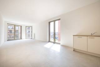 <strong>BRUSSELS CENTRE – discover a magnificent flat nestled in the thriving Gare Maritime district. Situated within the prestigious ‘Imperial’ development, combining elegance and exceptional comfort right in the heart of Brussels. You’ll enjoy quick access to public transport, an ideal location near Tour &amp; Taxis Park, as well as numerous shops and amenities just a short walk away. Escape to the comfort of your own home whilst making the most of your neighbourhood’s vibrant atmosphere.</strong><br /><br /><br />This bright and spacious 3-bedroom flat of approx. 125m² comprises:<br /><br />On the 3rd floor – I3.1<br /><br />Entrance hall<br />Shower room (shower, washbasin, WC)<br />Utility room with laundry area<br />Living room of approx. 38 m²<br />Fully fitted open-plan kitchen<br />Master bedroom suite with a bedroom of approx. 15 m² and en-suite bathroom (bath, double washbasin, WC)<br />2 bedrooms of approx. 12m² and 9m² with access to the terrace<br /><br />Cellar no. C12<br /><br />Communal bicycle storage<br />Dual-flow ventilation and double-glazed windows<br />Service charges: provision of €150/month (heating – communal areas)<br />Available from 01/07/2026<br />Estimated EPC rating: A