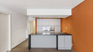 Mooi gelijkvloers appartement met 2 slaapkamers in het hart van Blankenberge. De locatie is zonder twijfel een enorme troef: slechts enkele passen verwijderd van de commerciële winkelstraat maar toch rustig gelegen net buiten het bruisend centrum. Alle voorzieningen in de nabije omtrek en alles op wandelafstand bereikbaar. <br /><br />Het appartement werd vernieuwd in 2012 en beschikt over een gunstig energielabel (C) en een asbestveilig attest.<br /><br />Indeling:<br />Mooie & ruime woonkamer met een warme vloer, een kwalitatieve open keuken met kookeiland, een verzorgde badkamer met douche en ligbad, een apart toilet en 2 slaapkamers. <br />Verder nog een knusse patio dat mits wat aankleding heerlijk kan benut worden (zie voorbeeld tussen de foto's). <br />In de kelderverdieping geniet u nog van een extra grote berging waar u plaats hebt voor WM/DK, extra opslag, etc. …<br /><br />Een mooi aanbod op een goede locatie.<br /><br />Bezoeken of meer informatie?<br />Contacteer Sacha Vanrafelghem op GSM 0487/43.79.10.