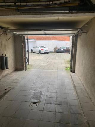 Immo David stelt voor: een uitstekend gelegen, gesloten garagebox van 20 m² met elektriciteit, ideaal als rendabele investering, extra opslagruimte...