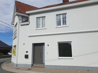 Dit gelijkvloers appartement geeft het gevoel van een woning : aparte voordeur, eigen garage, inkom, grote werkplaats, tuin,.... De woning bevindt zich op het gelijkvloers en biedt een zee van ruimte (121 m²)! Het betreft hier een totaalrenovatie van 2025. Indeling : ruime inkomhall, slaapkamer 1 (14 m²), woonruimte met open keuken, toilet, badkamer, kelder, slaapkamer 2 (12 m²), berging/wasplaats, garage (28 m²) met aansluitend een grote werkruimte van 28 m². De tuin (met kunstgras) en het terras zitten mooi ingesloten en zorgen voor de nodige privacy! EPC : 186 kWh/m²jaar, label B. Beschikbaar vanaf 15/12/2025. Voor info of afspraak, gelieve te mailen naar is.waasmunster@skynet.be of tel. 0495/733419.