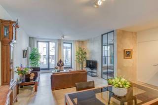 <p><strong>Assistentiewoning op het Eilandje </strong>met Inpandig het GZA zorgcentrum – Nieuwbouwappartement (Bwj. 2016) gelegen aan het Kattendijkdok.</p>
<p><span>Gelegen boven Delhaize supermarkt en KBC Bank </span>aan tramhalte 24 en <span>het </span><span>CADIX ziekenhuis.</span></p>
<p>Het appartement omvat een inkomhal met vestiairekast, een extra ruime berging en een aparte wasplaats. De lichtrijke en stijlvolle living met tegelvloer sluit aan op een aparte, <strong>volledig ingerichte keuken</strong> voorzien van alle toestellen. De ruime slaapkamer beschikt over een <strong>ensuite moderne badkamer </strong>met inloopdouche en toilet.<br /><br />Verder heeft het appartement een zeer <strong>ruim, zuidwestgericht terras met zicht op het water</strong>. Deze instapklare assistentiewoning is <strong>zeer smaakvol en luxueus afgewerkt</strong> en geniet bovendien van <strong>verminderde onroerende voorheffing</strong>.</p>