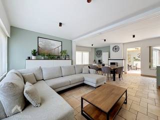 Laat u verrassen door de ruimte die deze verzorgde hoekwoning te bieden heeft. Gelegen op een rustige, maar vlot bereikbare locatie, combineert deze woning comfort met praktische indeling. Via de inkomhal komt u in de gezellige leefruimte met een lichtrijke zit- en eethoek. deze ruimte werd sinds 2025 voorzien van een nieuwe pelletkachel. Aansluitend bevindt zich de ruime, volledig geïnstalleerde keuken met eetplaats en een mooi uitzicht op de onderhoudsvriendelijke tuin met gezellig terras. Verder beschikt de woning over een berging, wasplaats en praktische bijkeuken die rechtstreeks bereikbaar is vanuit de tuin. De badkamer is uitgerust met een ligbad, douche en dubbele lavabo. Via de bijkeuken bereikt u de garage en naast de woning is er bijkomende parkeergelegenheid. De hobbykamer biedt tal van mogelijkheden en geeft toegang tot een ruime zolder met uitbreidingspotentieel. Op de eerste verdieping bevinden zich drie volwaardige slaapkamers. Via een trapluik bereikt u bovendien een extra bergzolder. De ideale gezinswoning voor wie op zoek is naar ruimte, rust en mogelijkheden!<br /><br />Extra troeven<br /><br />
<ul>
<li>gerenoveerd in 2022</li>
<li>nieuw dak</li>
<li>hoogrendemenstsglas</li>
<li>regenwaterput</li>
<li>pelletkachel sinds 2025</li>
<li>waterverzachter</li>
<li>topligging</li>
<li>instapklaar</li>
</ul>
<br />Deze woning is te koop ZONDER makelaar via het concept van Smart Houses. Wenst u verdere inlichtingen of een bezoek? Contacteer rechtstreeks de eigenaar via 0498/03.85.71