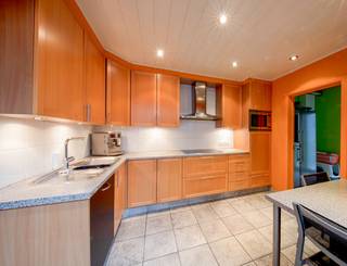 Een leuke woning in Burcht, ideaal gelegen vlakbij winkels, openbaar vervoer en belangrijke invalswegen.We komen de woning binnen via de...