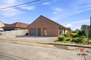 De woning is volledig ingedeeld op het gelijkvloers, wat zorgt voor optimaal wooncomfort. Via de inkomhal bereikt u een lichtrijke en ruime leefruimte die naadloos aansluit op de open keuken. Verder beschikt de woning over twee volwaardige slaapkamers, een badkamer, een apart gastentoilet, een praktische koele berging en een inpandige garage.<br /><br />Op het verdiep bevindt zich een ruime zolder met twee veluxramen. Deze biedt tal van mogelijkheden om extra slaapkamers te creëren, volledig afgestemd op uw wensen.<br /><br />Buiten geniet u van een ruime tuin waar het heerlijk vertoeven is, aangevuld met een praktisch tuinhuis voor extra bergruimte.<br /><br />Ook op technisch vlak heeft deze woning heel wat troeven:<br /><br />- EPC A<br />- Ventilatiesysteem D<br />- Rolluiken aan alle ramen<br />- Verwarmingsketel<br />- Rustige en aangename ligging<br /><br />Kortom, deze alleenstaande woning combineert gelijkvloers wooncomfort met een ruime tuin en een zolder vol potentieel. Ideaal voor wie rustig wil wonen met alle mogelijkheden voor de toekomst.<br /><br />📞 Interesse? Contacteer Thijs, Friedel of Nina:<br />📲 051 57 54 61<br />📧 thijs@grouptrybou.be | friedel@grouptrybou.be | nina@grouptrybou.be