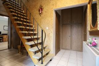 Deze leuke te renoveren HOB is zeer rustig gelegen nabij het centrum van Beveren, op slechts enkele minuten van winkels, scholen en de E34.Op het...