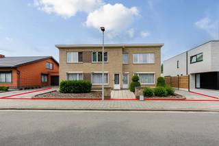 2 Identieke appartementen met 3 slpk en garages.<br /><br />Ruimte, rendement en potentieel. <br />Dit gebouw met twee identieke appartementen, elk voorzien van drie slaapkamers, een garage en een ruim terras, vormt een uitstekende investeringsopportuniteit in Geel-Ten Aard.<br />Het bovenste appartement is momenteel verhuurd, waardoor u meteen kunt rekenen op een bestaande huuropbrengst. Hoewel een opfrissing aangewezen is, vormt dit een uitstekende kans om de waarde van het gebouw verder te optimaliseren.<br /><br />INDELING <br />Gelijkvloers <br />Inkomhal. <br />Woonkamer met toegang naar keuken<br />Voorraad- en aparte wasberging<br />Terras<br />3 slaapkamers<br />Badkamer met bad/douche combinatie, wastafel<br />Apart toilet<br /><br />EERSTE VERDIEPING <br />Te bereiken via een aparte ingang maar voor de rest identiek aan het gelijkvloers appartement.<br /><br />BUITEN<br />Ruime tuin en waar elke appartement een afgesloten garage heeft.<br />Een extra opslagruimte of werkhuis van ca. ±75m²- 380V aanwezig.<br /><br />BIJZONDERHEDEN:<br />2 identieke appartementen met elke een eigenhuisnummer.<br />Elke appartement heeft zijn eigen nutsvoorziening en recent vernieuwde gasketels.<br />Bovenste appartement is verhuurd.<br />Gelijkvloers EPC D – eerste verdieping EPC C<br />Opfriswerken nodig.<br />Worden NIET apart verkocht.<br /><br />POSITIEVE ASPECTEN<br />Goede, rustige ligging in Geel Ten Aard.<br />Ruime appartementen.<br />Onmiddellijk beschikbaar.