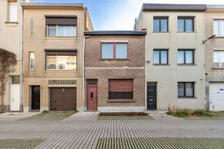 Te renoveren woning met twee slaapkamers in een rustige éénrichtingsstraat, met een fijne zuid-oost georiënteerde stadstuin als extra troef. De...
