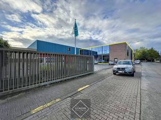 <u><strong>Benaderende OPPERVLAKTEN:</strong></u><br />Kantoor/showroom: 1.422m²<br />10-tal parkeerplaatsen<br /><br /><strong><u>INDELING:</u></strong><br /><u><strong>Kantoor/showroom:</strong></u><br />Onthaal - burelen - landschapsburelen - vergaderruimtes - kleedruimtes - serverlokaal - technische ruimte - archief - sanitair (toiletten, douche) -... <br /><br /><u><strong>AFWERKING:</strong></u><br /><u><strong>Kantoor:</strong></u> keramische vloeren - vast tapijt - tegelplafonds met airco en ventilatie - centrale verwarming - rookmelders - datavoorzieningen.<br /><br /><u><strong>NUTSVOORZIENINGEN:</strong></u><br />Elektriciteit (gescheiden kantoor/magazijn) 3 x 400V+N - gas - water -regenwater - ventilatie - internet/wifi - airco units - riolering.<br /><br /><u><strong>LIGGING:</strong></u><br />Op 3,5km van op-en afrit E403/A17.  Op 100m van de Kop van De Vaart.<br />Vlakbij centrum Roeselare (in nabijheid van winkels, restaurants, bakkerij, beenhouwerij etc.)<br /><br /><strong><u>* Bijzonderheden:</u></strong><br />- Prijzen per maand excl. lasten en onroerende voorheffing.<br />- Afsluitbaar met een 4-delige schuifpoort vooraan.<br />- Onze referentie op<strong> www.centro.be</strong>: <strong>P0427-D7k</strong> of contacteer ons via <strong>050700102</strong>.<br /><br /><strong>CENTRO | BEDRIJFSVASTGOED  </strong>is reeds 23 jaar<u> gespecialiseerd in de bemiddeling van commercieel- en bedrijfsvastgoed </u>in West- en Oost Vlaanderen.<br /><strong>Wilt u ook weten hoeveel uw bedrijfsgebouw waard is?</strong><br />Contacteer ons vrijblijvend voor een marktconforme waardebepaling van uw pand. 