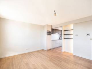 Gerenoveerd (2024) duplex-appartement met 2 slaapkamers te koop in hartje Koksijde-Bad. Dit pand is gelegen in de Hertstraat 7 en maakt deel uit van een kleinschalige residentie met slechts 7 entiteiten en GEEN lift, wat resulteert in lage gemeenschappelijke lasten. Het geniet een uiterst centrale ligging: op wandelafstand van het commercieel centrum, het strand en de zee.<br /><br />Het pand werd als volgt ingedeeld:<br />• Derde verdieping: inkomhal | gezellige leefruimte | moderne open keuken | afzonderlijk toilet | stijlvolle badkamer met douche en lavabo<br />• Dakverdieping: nachthal | twee slaapkamers<br /><br />Kortom: een instapklaar appartement, ideaal als eerste of tweede verblijf op een toplocatie in Koksijde-Bad.<br /><br />Bent u op zoek naar een kwalitatief gerenoveerd appartement als vaste woonst of tweede verblijf in hartje Koksijde-Bad? Aarzel dan niet en contacteer ons voor een bezoek!