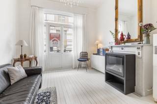 <p>Te koop: karaktervol appartement in de Belle Epoquewijk van Oostende, op wandelafstand van de Zeedijk en het strand.</p>

<p> </p>

<p>Dit appartement, verdeeld over 2 units, bevindt zich in een charmant gebouw. De ligging is ideaal: in een residentiële buurt, vlakbij openbaar vervoer, park en ziekenhuis. De Belle Epoquewijk staat bekend om haar unieke architectuur en gezellige sfeer, waardoor dit pand een bijzondere woonervaring biedt.</p>

<p> </p>

<p>Belangrijkste ruimtes:<br />• Living met aangename lichtinval en ruimte voor een comfortabele zithoek.<br />• Volledig uitgeruste keuken.<br />• Twee slaapkamers, beide geschikt voor dubbel bed.<br />• Badkamer met douche, toilet en wastafel.<br />• Apart toilet.<br />• Inkomhal met parlofoon.<br />• Terras (11 m²) waar u rustig kunt genieten.</p>

<p> </p>

<p>Troeven:<br />• Op wandelafstand van de Zeedijk en het strand.<br />• 2 units, ideaal voor dubbele bewoning of verhuur.<br />• Gelegen in de sfeervolle Belle Epoquewijk.</p>

<p> </p>

<p>Neem vandaag nog contact op met uw ERA-makelaar voor een bezoek.</p>

<p> </p>

<p>JOUW DROOMAPPARTEMENT. ZO GEVONDEN!</p>