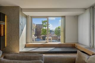 Geniet van volledige rust en privacy in combinatie met een adembenemend weids groen uitzicht in deze uitzonderlijke penthouse van 153 m2 met...