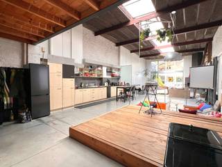 UNIEKE LOFT (of atelier) met GROOT en ZONNIG TERRAS (60 m2) en STAANPLAATS op een goede ligging te Waregem! INDELING: inkom, bureauruimte...