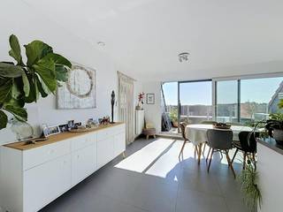 Ruim 1 slaapkamer appartement met terras en kelderberging gelegen op de eerste verdieping. Zeer energiezuinig, nabij het centrum van Veurne en op wandelafstand van het station, supermarkten (Colruyt,..) en buurtwinkels. De aangename stad Veurne is gelegen op 6 km van de kust en is vlot bereikbaar via de autosnelweg E40.<br /><br /><br />INDELING:<br />> Derde verdieping:<br />- Inkom met gastentoilet;<br />- Ruime, lichtrijke leefruimte met open ingerichte keuken;<br />- Moderne keuken voorzien van keramische kookplaat, combi-oven, spoelbak, dampkap en ingebouwde koelkast met vriesvak;<br />- Badkamer met douchebad, wasmeubel en extra handdoekradiator;<br />- Slaapkamer <br />- Terras aan de voorkant van het appartement.<br />- Airco <br /><br />Kelderverdieping:<br />- Kelderberging;<br />- Ondergrondse staanplaats;<br />- Gemeenschappelijke fietsenberging.<br /><br />TROEVEN:<br />- Energiezuinig (EPC A!);<br />- Op wandelafstand van het stadscentrum en station;<br />- TOPlocatie;<br />- Instapklaar.<br /><br /><br />Beschikbaar vanaf 01/12/2026<br />Gemeenschappelijke kosten: + €50,00/maand<br /><br /><br />Ben je geïnteresseerd in dit pand te huur in Veurne? Ga naar de website www.dewaele.com, klik op het pand dat je wenst te huren. Via de rode knop "vraag je bezoek aan" vragen we u kort een profiel in te vullen. Daarna nemen we contact op voor een bezoek. Telefonisch kunnen er geen afspraken gemaakt worden.<br />