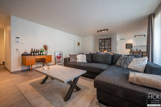 <strong>De ligging</strong><br />Dit tot in de puntjes afgewerkte recente appartement (bouwjaar 2021) is zeer goed gelegen, pal in het centrum van Kruishoutem en vlakbij o.a. de Carrefour, apothekers, horecazaken en diverse andere dienstverleningen. De Markt, alsook het openbaar vervoer zijn te voet bereikbaar. Tevens zijn alle aanpalende randgemeenten Deinze/Waregem/Oudenaarde/Zulte alsook Kortrijk/Gent vlot bereikbaar dankzij de directe nabijheid van diverse verbindingswegen, alsook is het op- & afrittencomplex van de E17 op amper 5 min. rijden te bereiken.<br /><br />Het appartement bevindt zich op de tweede verdieping van 'Residentie Nautic' en bevat ondermeer een lichtrijke en ruime leefruimte, volledig en mooi uitgeruste keuken, <strong>2 terrassen</strong>, 2 slaapkamers en een ruime <strong>garagebox </strong>achteraan het gebouw. Dankzij het gebruik van alle moderne bouwtechnieken is dit appartement een echte aanrader!<br /><br /><strong>Indeling</strong><br />Inkomhal - apart toilet - woonkamer met keuken en aanpalend terras met zicht op de Markt - slaapkamer 1 - slaapkamer 2 - keukenberging - badkamer - zeer ruim terras achteraan.<br /><br /><strong><span>Kenmerken</span></strong><br /><span>- Bouwjaar residentie 2021</span><br /><span>- Bewoonbare oppervlakte: 125m2</span><br /><span>- CV op aardgas</span><br /><span>- Driedubbel glas</span><br /><br /><strong>Troeven</strong><br />- RUIM APPARTEMENT !!<br />- TOPLIGGING !!<br />- ENERGIEZUINIG !!<br />-<strong> GARAGEBOX INBEGREPEN !!</strong><br />- CHARMANT EN KLEINSCHALIG GEBOUW (slechts 6 entiteiten in het gebouw)!!<br /><br />Beschikbaarheid: 01/01/2027<br /><br />Gemeen. kosten: 50.00 EUR / maand<br /><br />Voor meer informatie of een bezoek contacteer via het contactformulier
