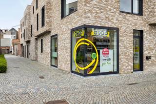 Bent u op zoek naar een kantoorruimte in het hart van Mechelen? Dit is uw kans! Wij bieden een prachtig bemeubeld kantoor aan, gelegen op het gelijkvloers en vlakbij een parkeergarage. Perfect voor bedrijven die een centrale en stijlvolle locatie wensen.<br /><br /><strong>Indeling van het kantoor:</strong><br /><br />Inkomhal<br />Ontvangstruimte: Ideaal voor het verwelkomen van uw klanten <br />Open werkplek: Ruimte voor maximaal 6 personen<br />Keuken: Volledig uitgerust<br />Vergaderruimte<br />Toilet<br />Totaal = 150m²<br /><br /><strong>Voordelen:</strong><br /><br />Gemeubileerd en Instapklaar<br /><br />Terbeschikkingstelling en prijs voor de dienstverlening:
<ul>
	<li>verwarming, koeling, elektriciteits- en waterverbruik van het kantoor</li>
	<li>gebruik van kantoor</li>
	<li>taksen en belastingen</li>
	<li>verzekering (met uitzondering verzekering van roerende voorwerpen dat gebruiker zelf meebrengt)</li>
	<li>basisabonnement voor internet</li>
</ul>
<br />Interesse? Neem vandaag nog contact met ons op voor meer informatie of om een bezichtiging te plannen via info@immovos.be of 0479 35 71 72