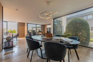 INSTAPKLARE OPEN BEBOUWING MET TIJDLOZE ARCHITECTUUR, 4 SLAAPKAMERS EN MOOIE TUIN OP 8A 51CA.De villa is gelegen langsheen de Kapelstraat in een...