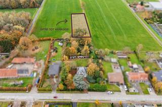 Met een perceel van circa 43 meter breed en 101 meter diep biedt deze villa bijna eindeloze mogelijkheden: verbouwen, uitbreiden, aanbouwen,...