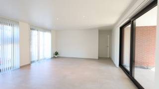 Dit <strong>prachtig nieuwbouwappartement </strong>op de eerste verdieping is gelegen in een kleinschalige en rustige residentie, op wandelafstand van het bruisende centrum van Roeselare. <br /><br />Bij het binnenkomen word je verwelkomd in een inkomhal met gastentoilet. De lichtrijke woonkamer sluit aan op de open keuken, de keuken is volledig uitgeruste en voorzien van een vaatwasmachine, spoeltafel, inductiekookplaat, dampkap, koelkast en combi-oven. Grenzend aan de keuken bevindt zich een ruime berging/wasplaats, wat zorgt voor extra praktisch comfort.<br /><br />Het appartement beschikt over twee volwaardige slaapkamers en een moderne badkamer, uitgerust met een stijlvol badkamermeubel, toilet en een comfortabele inloopdouche.<br />Achteraan geniet je van een ruim en zonnig terras van maar liefst 15 m², perfect om te ontspannen.<br /><br /><u>Extra troeven:</u>
<ul>
	<li>Volledig geschilderd</li>
	<li>Verlichting en gordijnen reeds voorzien</li>
	<li>Vloerverwarming met warmtepomp</li>
	<li>Zonnepanelen</li>
	<li>Zeer energiezuinig</li>
	<li>Volledig instapklaar</li>
	<li>Onmiddellijk beschikbaar! </li>
	<li>Gemeenschappelijke fietsenberging aanwezig </li>
</ul>
<u>Extra’s:</u>

<ul>
	<li>Mogelijkheid om een garage bij te huren voor €75/maand</li>
	<li>Gemeenschappelijke kosten: €75/maand</li>
</ul>
<u>Op zoek naar een comfortabel, modern en energiezuinig appartement op een topligging?</u><br />Ga naar de website www.dicasa.be, klik op het pand dat je wenst te huren en vul via de knop "Bezoek aanvragen" een kort profiel in. Daarna nemen we contact met je op voor een bezoek. Telefonisch kunnen er geen afspraken gemaakt worden.