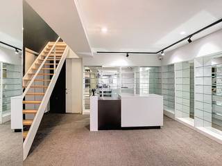 Office/practice building of approximately 238 m² located in Galerij De Meester in Roeselare. The property is spread over two floors and stands out...