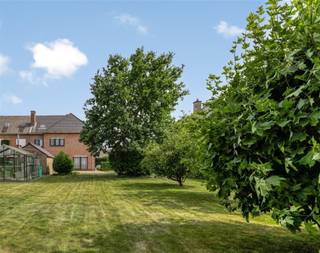 Gelegen langs de Dooren bevindt zich deze halfopen bebouwing met 4 slaapkamers op een perceel van 11a49ca.De woning biedt veel ruimte en...